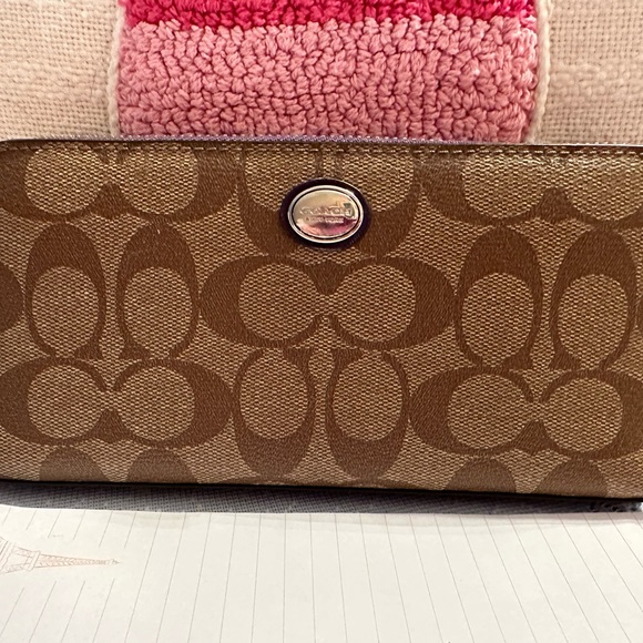 Coach wallet with purple interior - Picture 2 of 5